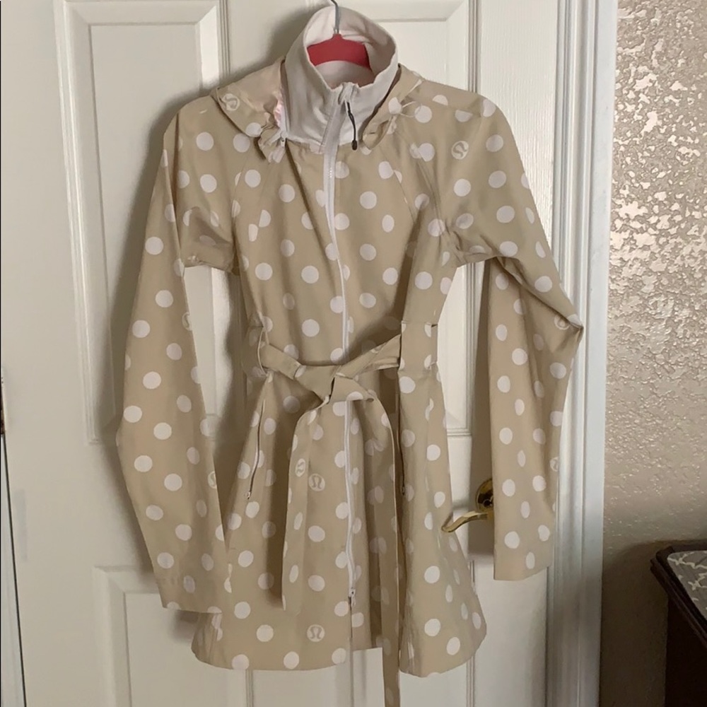 ☔️ Lululemon Beige & whole polka dot rain jacket